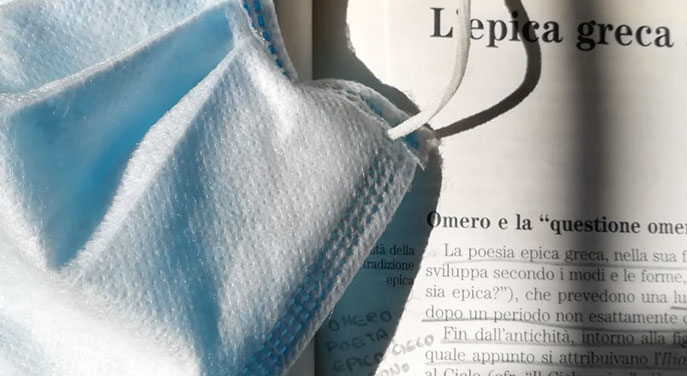 Libro usato di epica greca e mascherina per la protezione dal virus covid19